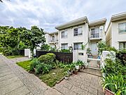 緑に包まれた敷地。戸建感覚で暮らせる2階建てテラスハウス、98.72m2の4LDK低層マンションです。