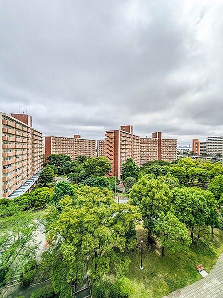 玄関ポーチ側からの眺め。総戸数976戸の大規模敷地ならではの、豊かな緑を見下ろす開放的な景色です。