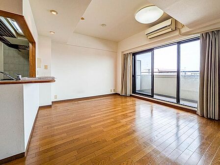 南東向きで陽当り良好なリビング。リフォームプランを用意しております。現地にて詳しくご説明いたします。