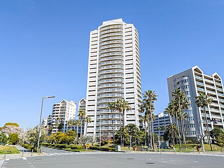 夢海の街を象徴する25階建タワー。総戸数548戸の大規模マンション。オーナーチェンジ物件として9階部分を販売中です。