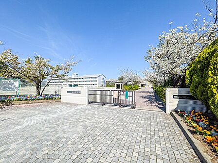 明海小学校、明海認定こども園まで徒歩2分。子育て世帯の需要も見込める立地です。