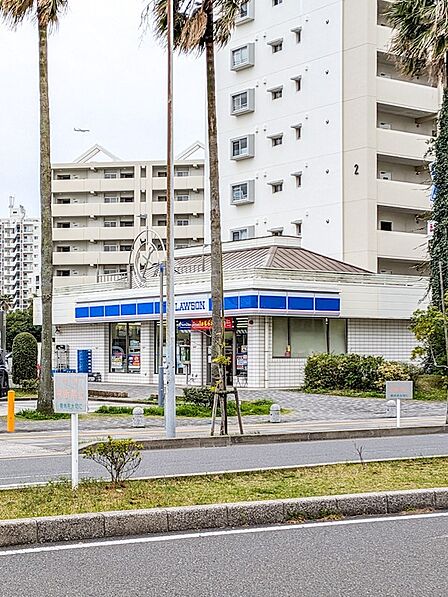 物件から徒歩3分の距離にコンビニエンスストアがあり、夜間の買い物にも重宝します。