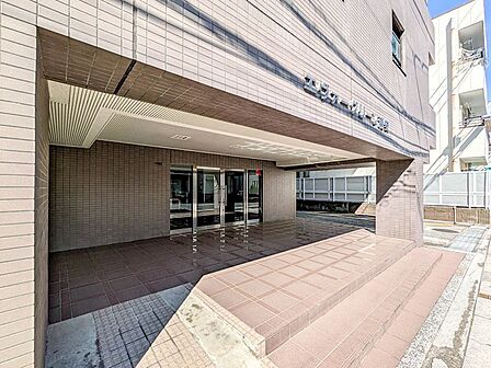 段差を抑えたスロープ付きのエントランス。ベビーカーや車椅子を利用される際にもスムーズに移動できます。