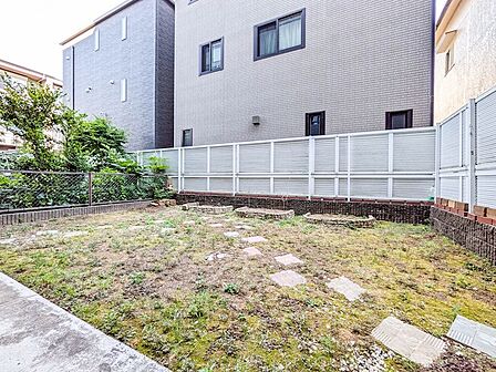 30.15m2の広々とした専用庭。テラスも10.05m2あります。周囲には目隠しフェンスが施され、プライバシーにも配慮しています。
