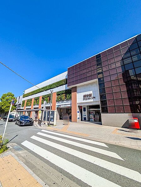 東西線快速停車「浦安」駅まで徒歩5分の距離。平坦な道のりで通勤通学、お出かけにも便利な環境です。