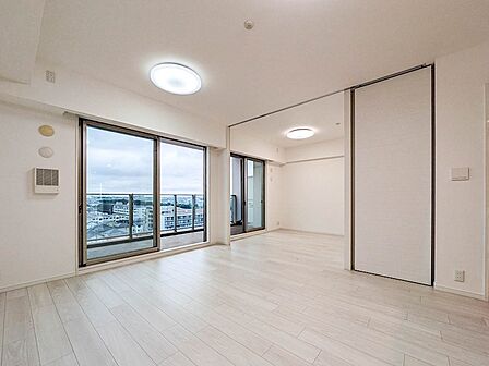 【リビング】9階最上階につき明るく開放的なLDK約14.5帖。バルコニー越しに広がりのある景観を望めます。