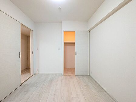 【収納】洋室1にあるウォークインクローゼット。衣類や小物をまとめて収納でき、室内を広く使えます。