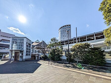 物件から徒歩4分のJR京葉線「新浦安」駅前。商業施設やバスロータリーが集積する便利な生活拠点です