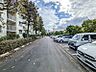 その他：緑豊かな敷地内に配置された平置き駐車場。空き状況や車両サイズ制限については担当までご確認下さい。