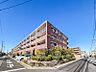 外観：建物の基礎は杭基礎を採用。硬い地盤（支持層）に計132本の鋼管杭を打設し、耐震性を高めています。