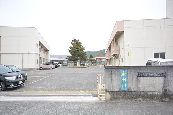 画像4:広沢小学校(1、670m)