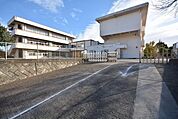 新里東小学校(560m)