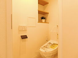 [トイレ] 【トイレ】壁面にはペーパーなどの収納や、ちょっとした小物置きに便利な棚がございます。