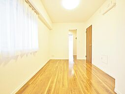 [子供部屋] 白を基調とした部屋は、部屋をより広く見せてくれます。光を反射するので部屋を明るく美しく見せる効果もあります。