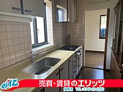 シンクとコンロが横一列にまとまっているシンプルな形のキッチン。動きやすさとスタイリッシュなデザインが魅力です。