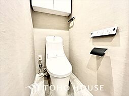 [トイレ] 【toilet】トイレットペーパーの使用回数を減らせることです。 シャワートイレを使用すれば、洗浄して汚れを落とすことができるため、トイレットペーパーの使用を最小限にとどめることができます。