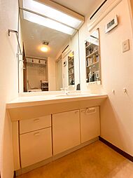 [洗面] 【洗面】大きな鏡、洗面小物収納のある洗面化粧台。
