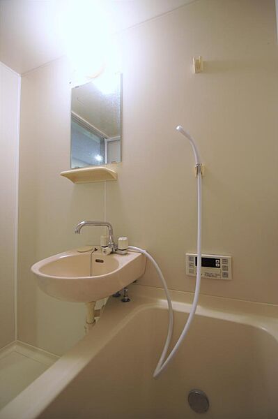 画像17:お風呂は追い焚き機能付き。洗面台や鏡が標準装備。機能的です。