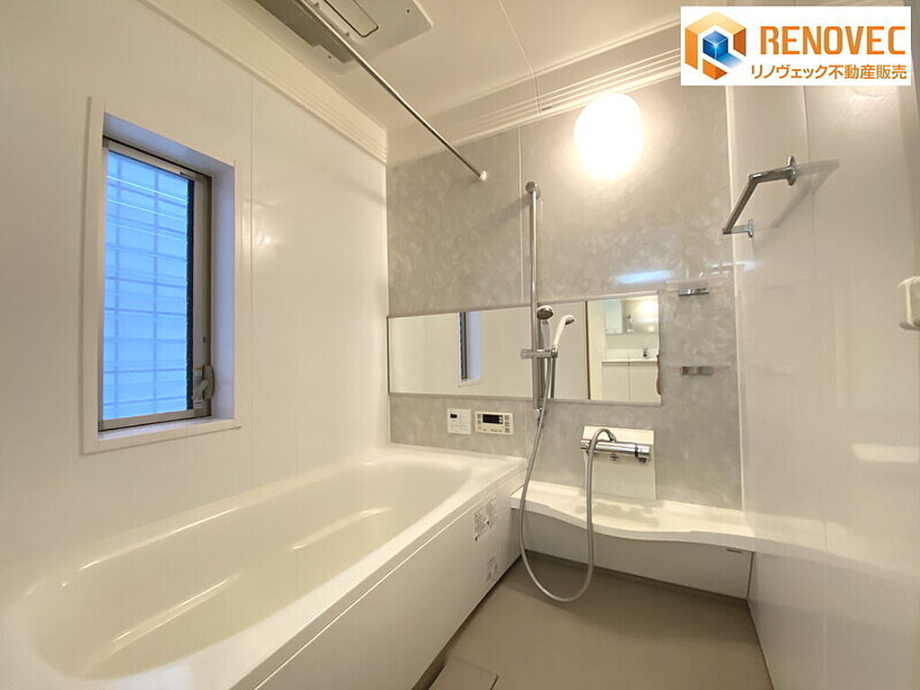 【バスルーム】◆お子様と一緒にバスタイムを楽しめる広々浴室◆コントロールパネルが便利でいいですね♪◆浴室の窓で湿気対策もバッチリ