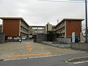 平坂小学校 700m