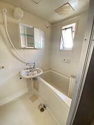 [風呂] 窓付きで換気もできる浴室。鏡部分ははぶらしなども収納できます。