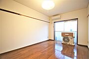 洋室7帖、照明器具は備え付けです。