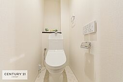 [トイレ] トイレも新品交換されています！清潔感のあるトイレは温水洗浄機能付きで快適にご利用いただけます。