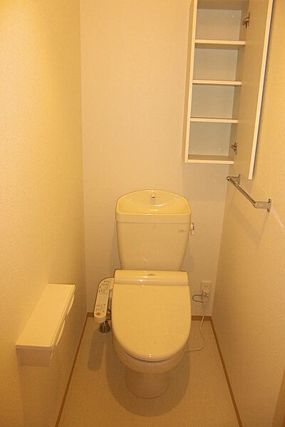画像12:ウォシュレットトイレ付き。更に便利な収納棚付です。
