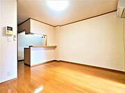 洋室10帖、照明器具は備え付けです。