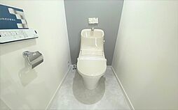 [トイレ] トイレは明るい空間で清潔感があります。