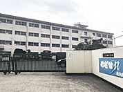 【吉田中学校】 吉田中学校吉田小学校、高蔵小学校です。県道25号線の道を挟み、側には吉田小学校もあります。 1045m
