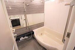 [風呂] 浴室床は冷たさを感じにくいサーモフロア＆水はけのよいモザイクパターン