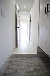 [玄関] 白が基調で明るい雰囲気のお部屋です