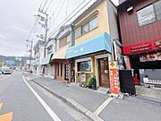 幹線道路沿いで、車通り多く店舗に適しています。