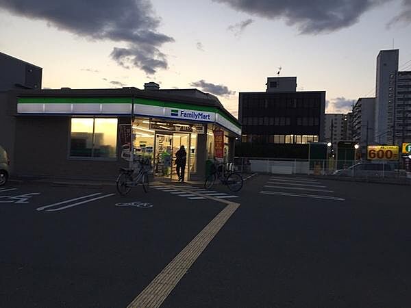 画像5:ファミリーマート新田西町店まで597m