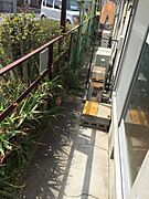 明るい南側の庭です。裏は駐車場の為日当たり良好