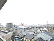 周辺に高い建物が建築されておらず、ベランダからの眺望はストレスフリーです