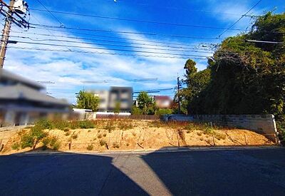 外観：現地と前面道路