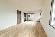 大きめのベッドや大型家具もゆったり配置できる洋室。空間に余裕があるからこそ、レイアウトの幅が広がり、自分だけの上質な空間演出が可能に。大人のくつろぎが生まれます。