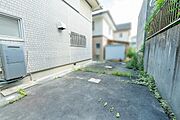コンクリート敷きだから火の扱いも安心。芝の手入れや雑草の心配もなく、掃除も簡単。週末には家族や友人とバーベキューや花火を楽しめる、使い勝手の良いアウトドアスペースです。