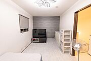 おしゃれな雰囲気の北側洋室。お好みを家具をいれて、お気に入りの一部屋に。