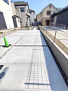 玄関アプローチに縦列3台駐車可！