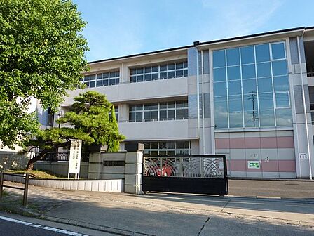 日進市立香久山小学校まで1130m