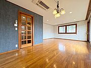 家族みんなが爽やかに健やかに過ごせるように、溢れる光をたっぷり取り込んだリビングダイニング。集いの場、憩いの場としての快適性を求めたやすらぎの空間です。