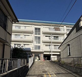 外観:富岡公園隣接、陽当たりの良いヴィンテージマンション。管理組合主導のもと毎月第二日曜日には住民の皆さんでお掃除なさっていて共用部分もとても綺麗です。 外観:富岡公園隣接、陽当たりの良いヴィンテージマンション。管理組合主導のもと毎月第二日曜日には住民の皆さんでお掃除なさっていて共用部分もとても綺麗です。