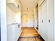 気品あるデザイン性を持つ玄関は、住む方の満足感を満たすクオリティ。帰宅するご家族や、訪れる方を気持ちよく迎える・安らぎに満ちた生活空間を予感させてくれます。