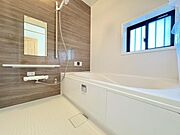 「くつろぎの贅沢バスタイム」 ゆったり足を伸ばせる、広々としたお風呂空間  一日の疲れを癒す、リラックスできるデザイン 心と体を温める、快適なバスタイム！