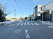 車の通りも少なく広々した前面道路です！