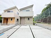 シンプルで統一感のある外観が印象的です。駐車スペースもゆとりがあり日々の利用に便利です。落ち着いた色合いが周囲と調和しています。段差の少ないアプローチが使いやすさを感じさせます。