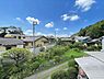その他：近隣には緑豊かな景色が広がり周囲には穏やかな住宅街が広がっています。晴天時には青空と緑が調和し開放感があります。視界を遮るものが少なくゆったりとした雰囲気を感じられます。